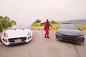 (VIDEO) Doi youtuberi au comparat două maşini total opuse pe care le poţi cumpăra cu 30 mii dolari, o Toyota Camry nouă vs un Jaguar F-Type la mâna a doua