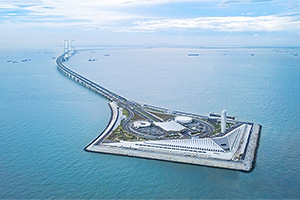 Chinezii au construit o autostradă de 24 km lungime pe mare şi sub mare, pentru ca alta similară de 50 km, construită în apropiere, să nu fie singura