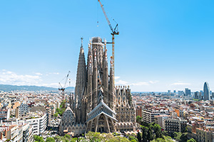 Renumita Sagrada Familia din Barcelona, construită de 140 ani încoace, va fi finalizată cu ajutorul a două macarale imense Liebherr