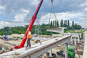 În Moldova podurile pot fi construite aproape la fel de repede ca-n China? Jumătate din grinzile podului de pe şoseaua Balcani, instalate în doar câteva zile