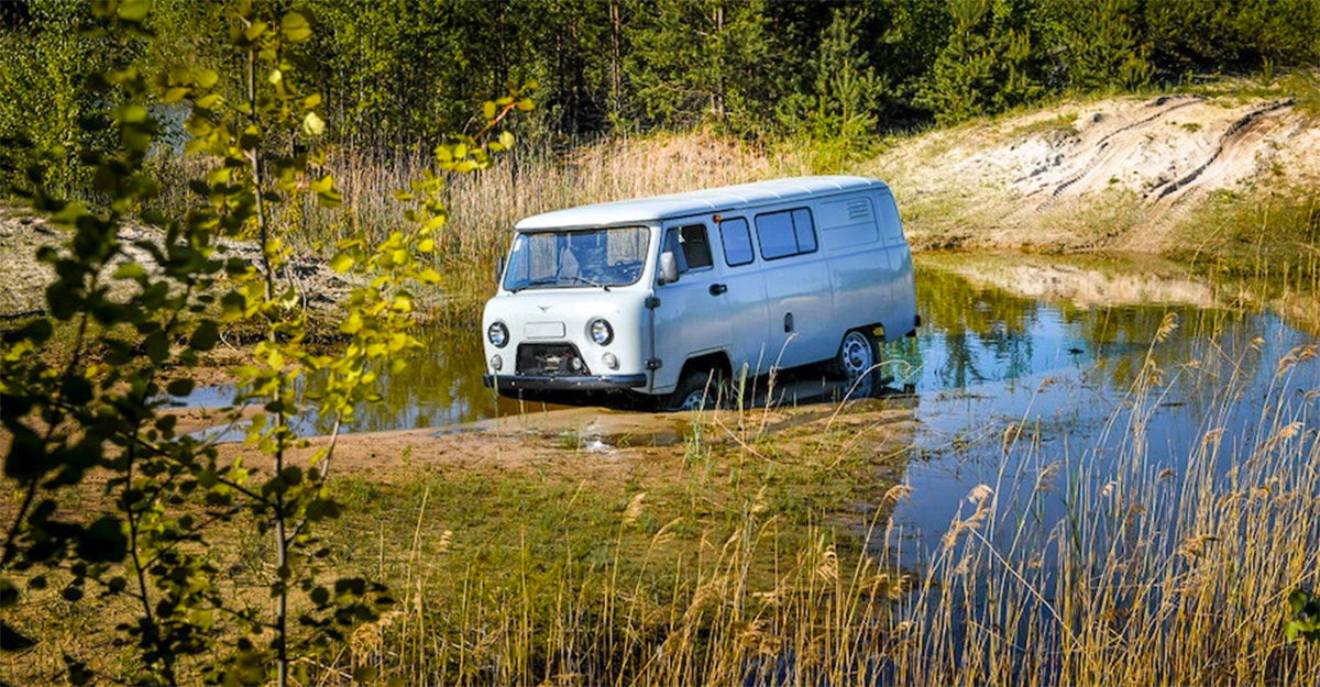 O fabrică mobilă de producţie a ţuicii la bordul unui UAZ 452 Buhanka a fost descoperită în Belarus