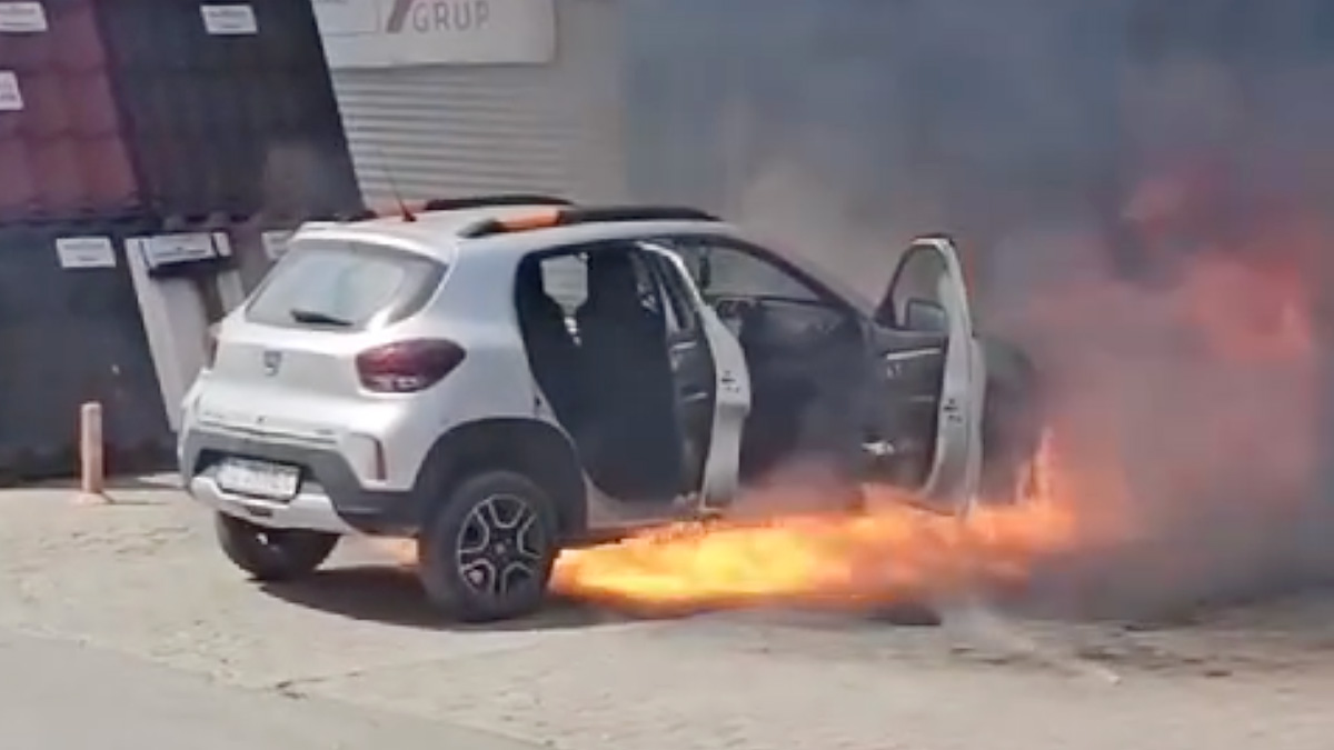 (VIDEO) Încă o Dacia Spring electrică a luat foc în România, în Tulcea, cu o baterie intrată în efect de fugă termică, aparent