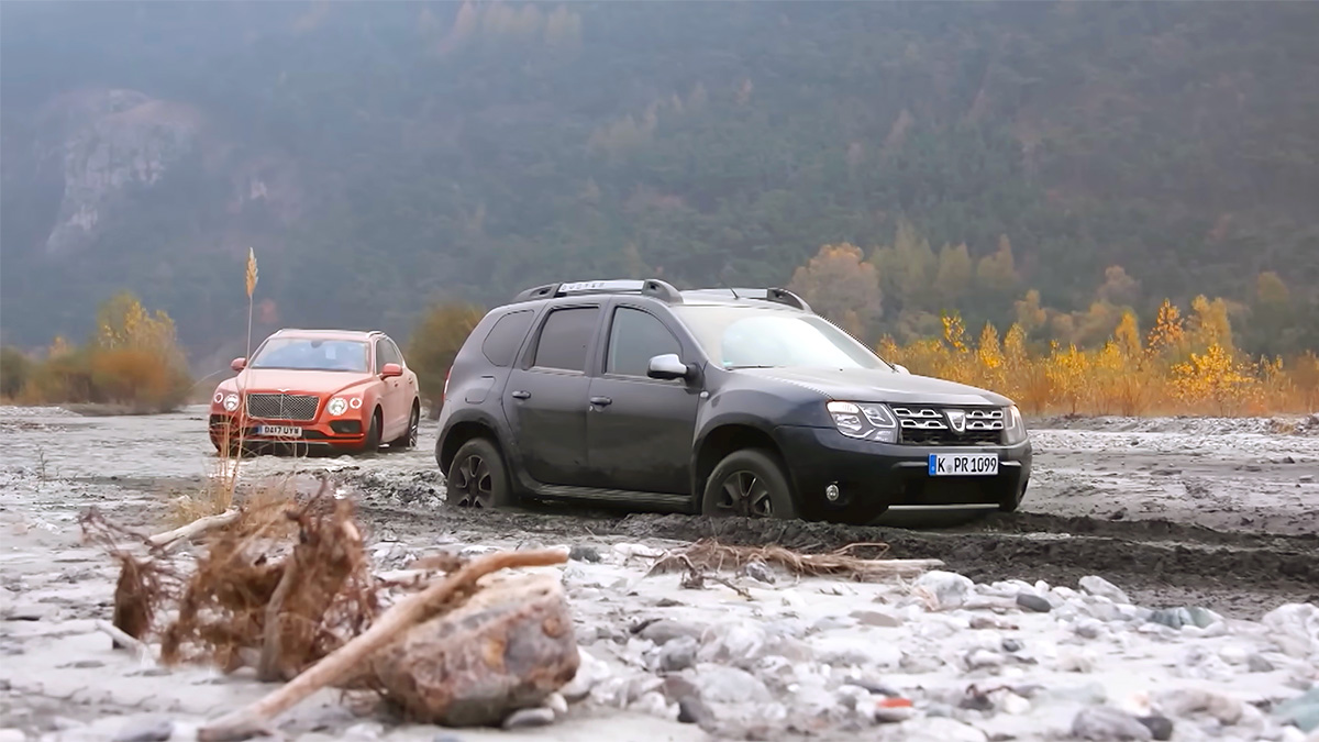 (VIDEO) Dacia Duster, comparată de germani cu Bentley Bentayga şi Alfa Romeo Stelvio în traversarea Alpilor pe poteci de offroad