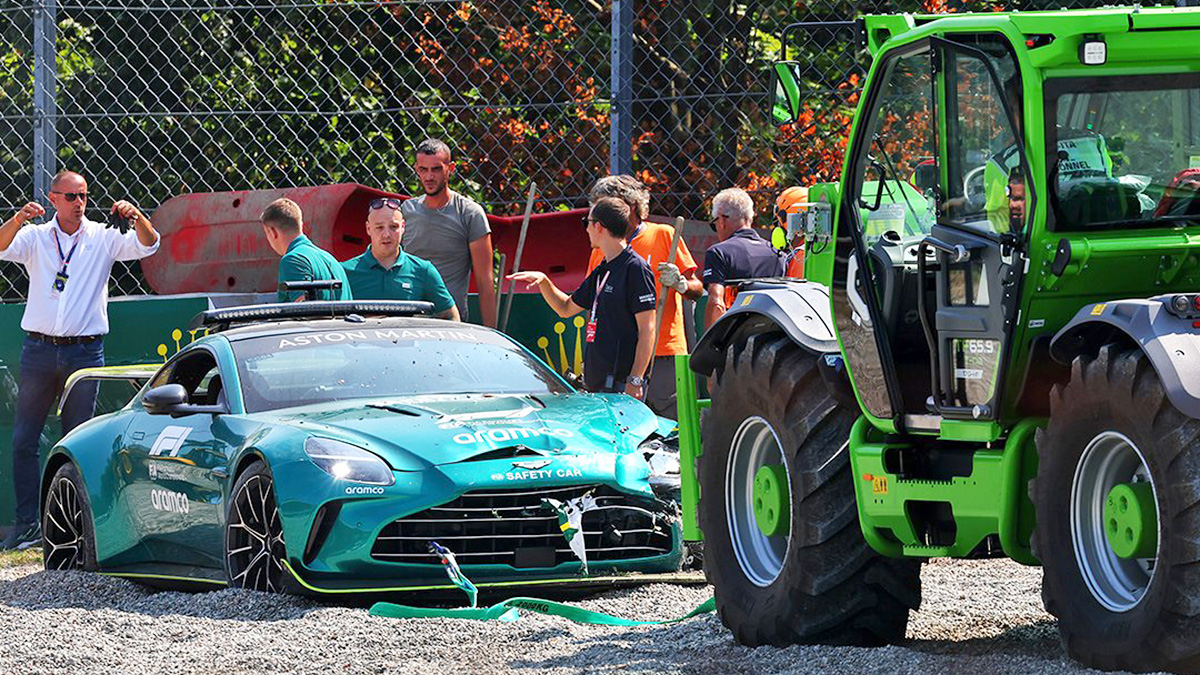 (VIDEO) Safety car-ul F1 Aston Martin a ieşit în decor pe circuitul Monza înainte de tururile de practică ale piloţilor