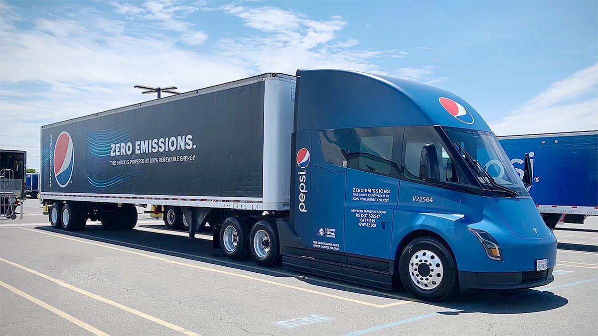 Un camion electric Tesla Semi a ajuns la 400.000 km parcurşi, adunând statistici şi experienţe curioase