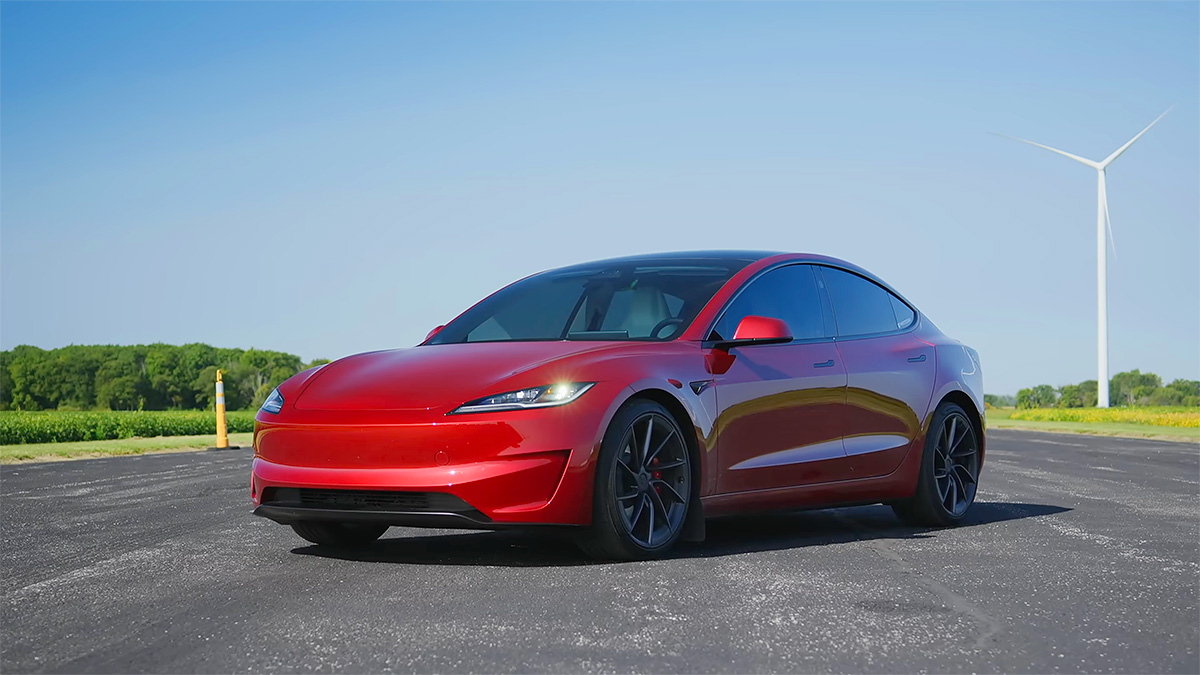 (VIDEO) Canadienii critică dur noua Tesla Model 3 Performance, după ce şi-a supraîncălzit frânele în al treilea viraj de circuit şi n-a putut face măcar un tur scurt fără alerte