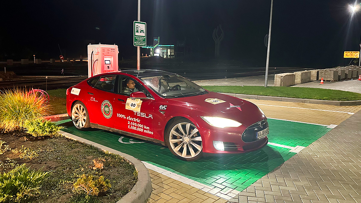 Renumita Tesla Model S, cu un parcurs record 2,1 milioane kilometri, a venit în Moldova pentru a participa la maratonul electric de 1.000 km în 24 ore